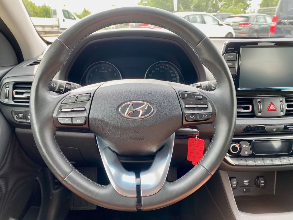 Fahrzeugabbildung Hyundai i30 1.0 AAC SHZ KAMERA ALU ALLWETTER CARPLAY