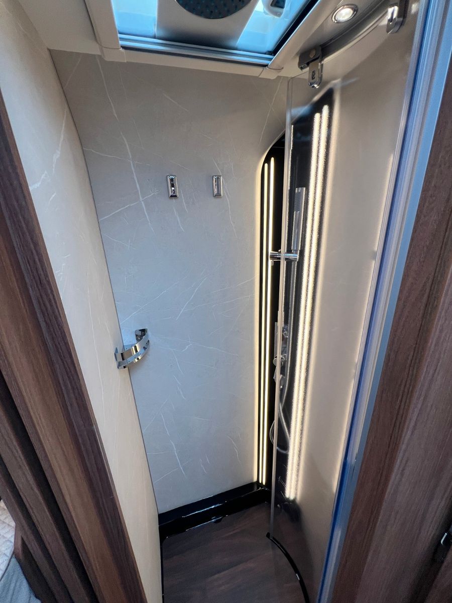 Fahrzeugabbildung Carthago Chic e-line I 50 LE DA Mercedes Sprinter Silver
