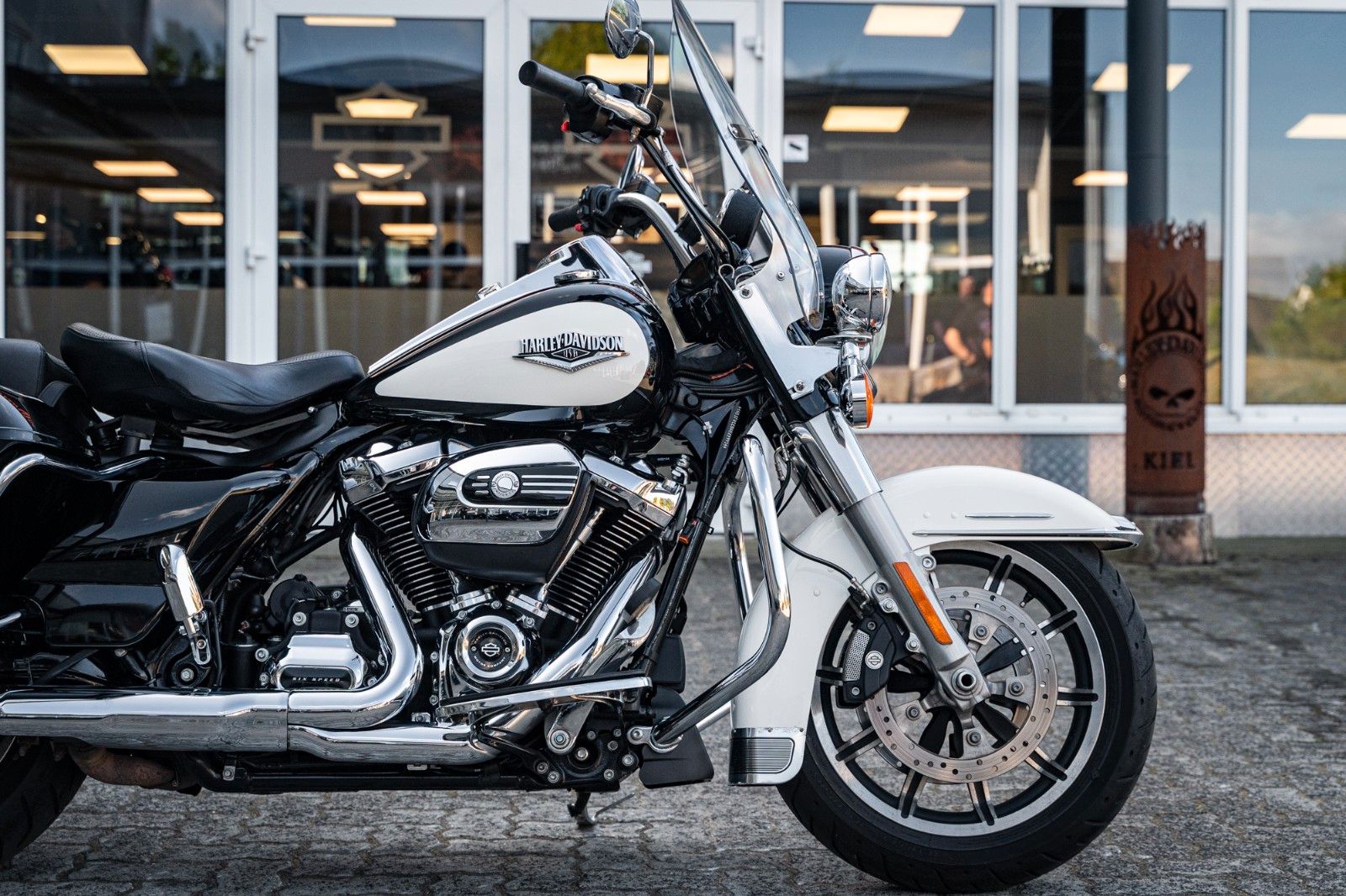 Fahrzeugabbildung Harley-Davidson ROAD KING POLICE FLHP TOURING - JEKILL&HYDE