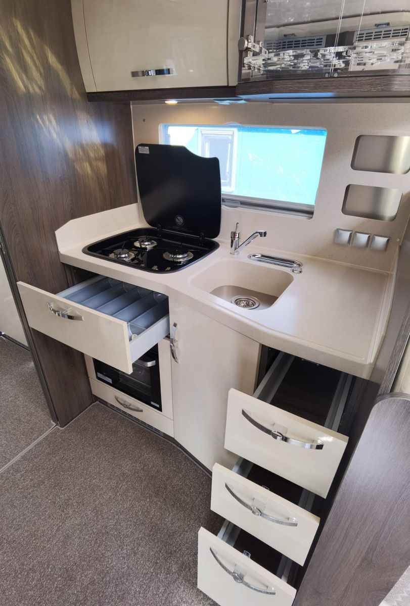 Fahrzeugabbildung Phoenix Top-Alkoven 8800 BML *SommerSale*