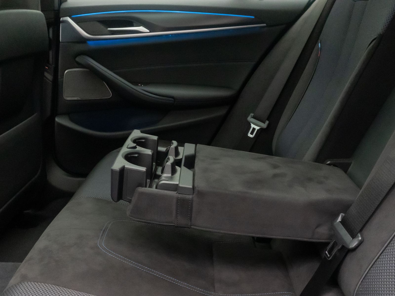 Fahrzeugabbildung BMW 530e xD M Sport Panorama HUD DAB H/K Kamera AHK