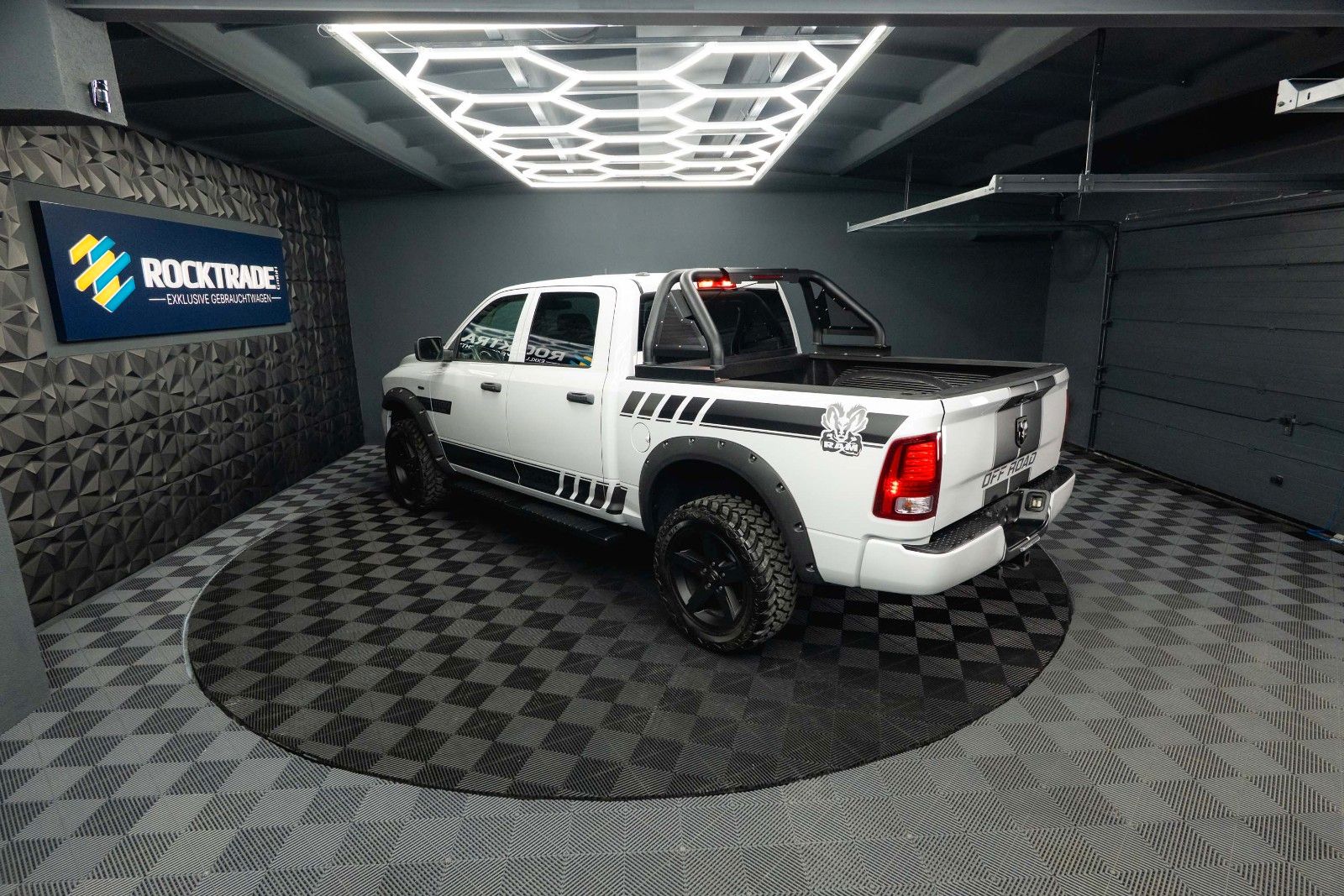 Fahrzeugabbildung Dodge RAM 5.7 V8 HEMI 4x4 OFFROAD Night-Paket *LED*19%