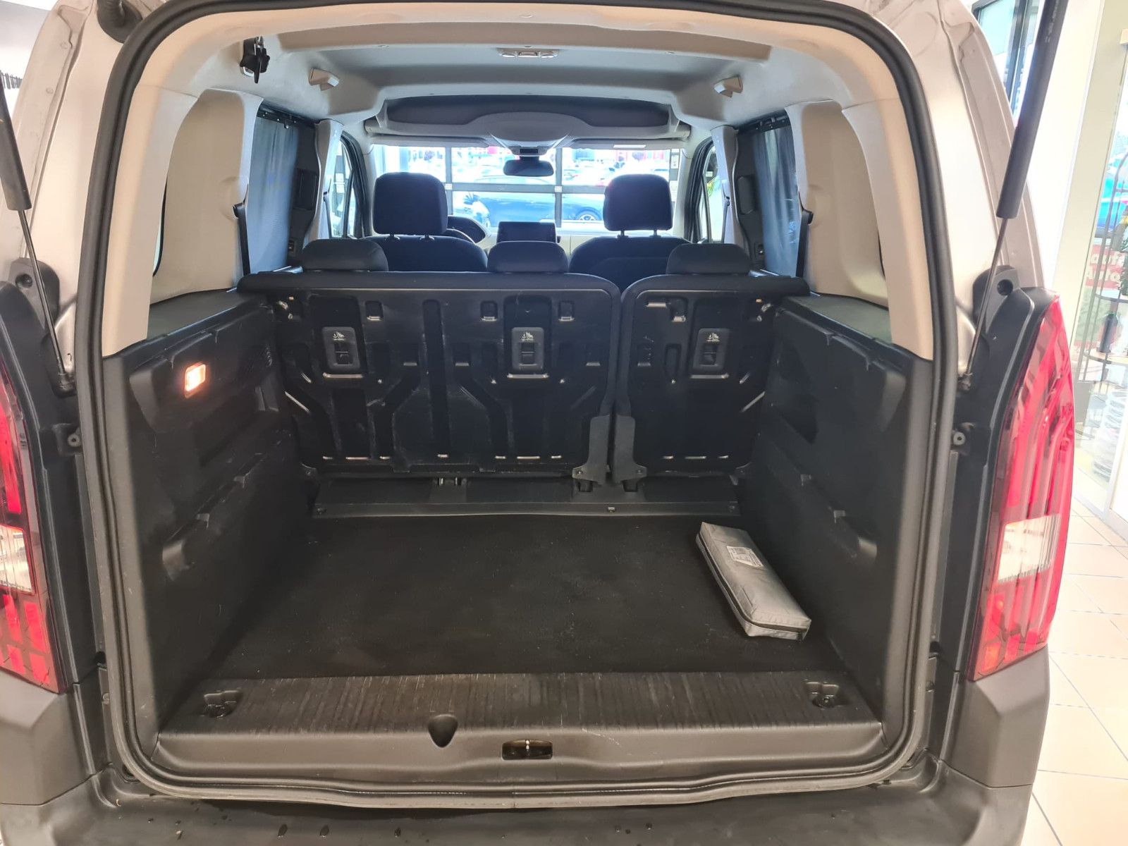 Fahrzeugabbildung Peugeot Rifter Allure L1 / SCHECKHEFT / NAVI