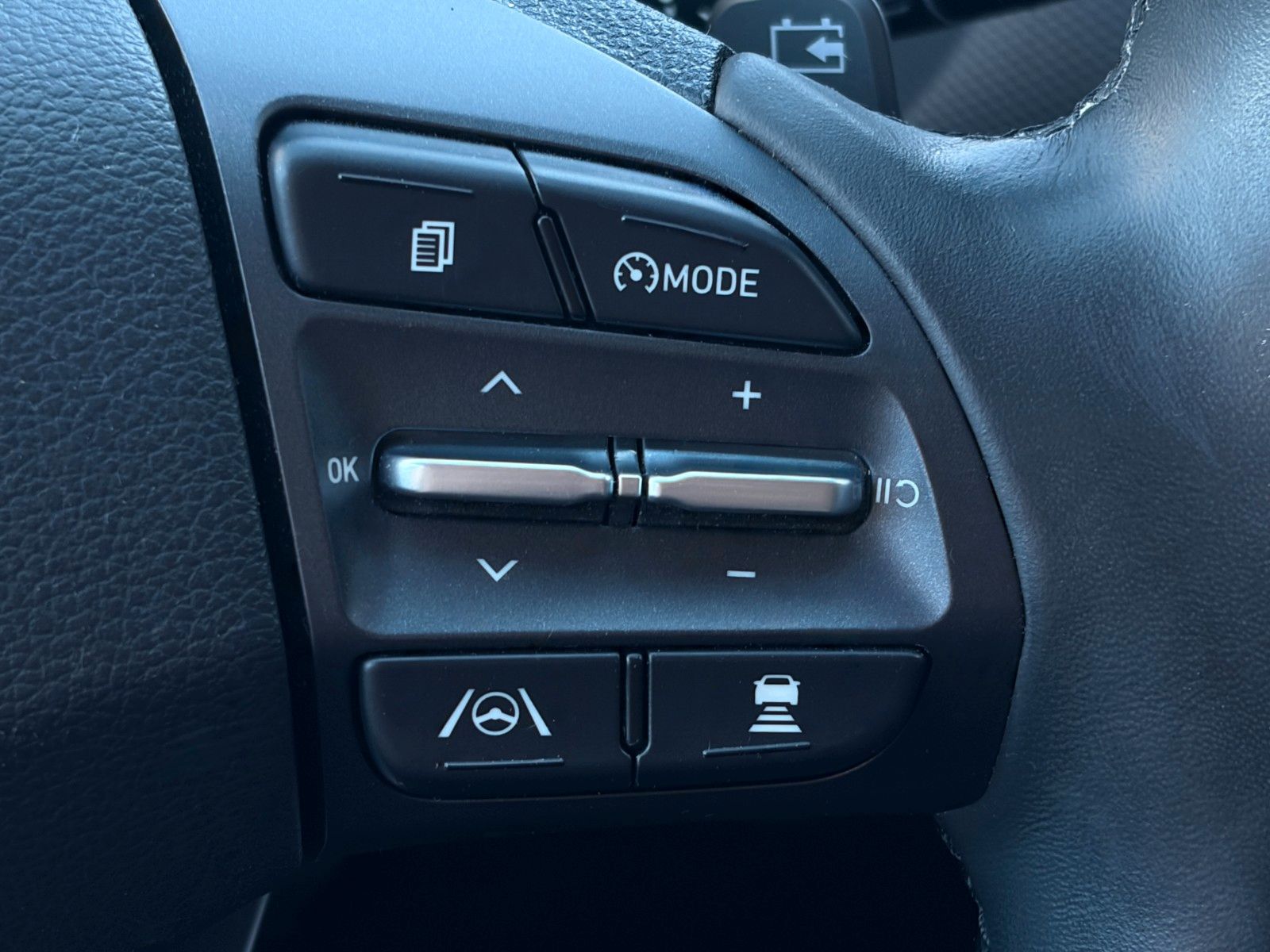 Fahrzeugabbildung Hyundai KONA E Select CarPlay Kamera PDC ACC SHZ LHZ LKA