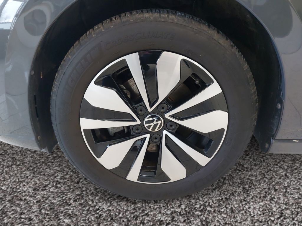 Fahrzeugabbildung Volkswagen Golf 1.5 TSI Life Panorama ACC Navi Schlüssellos