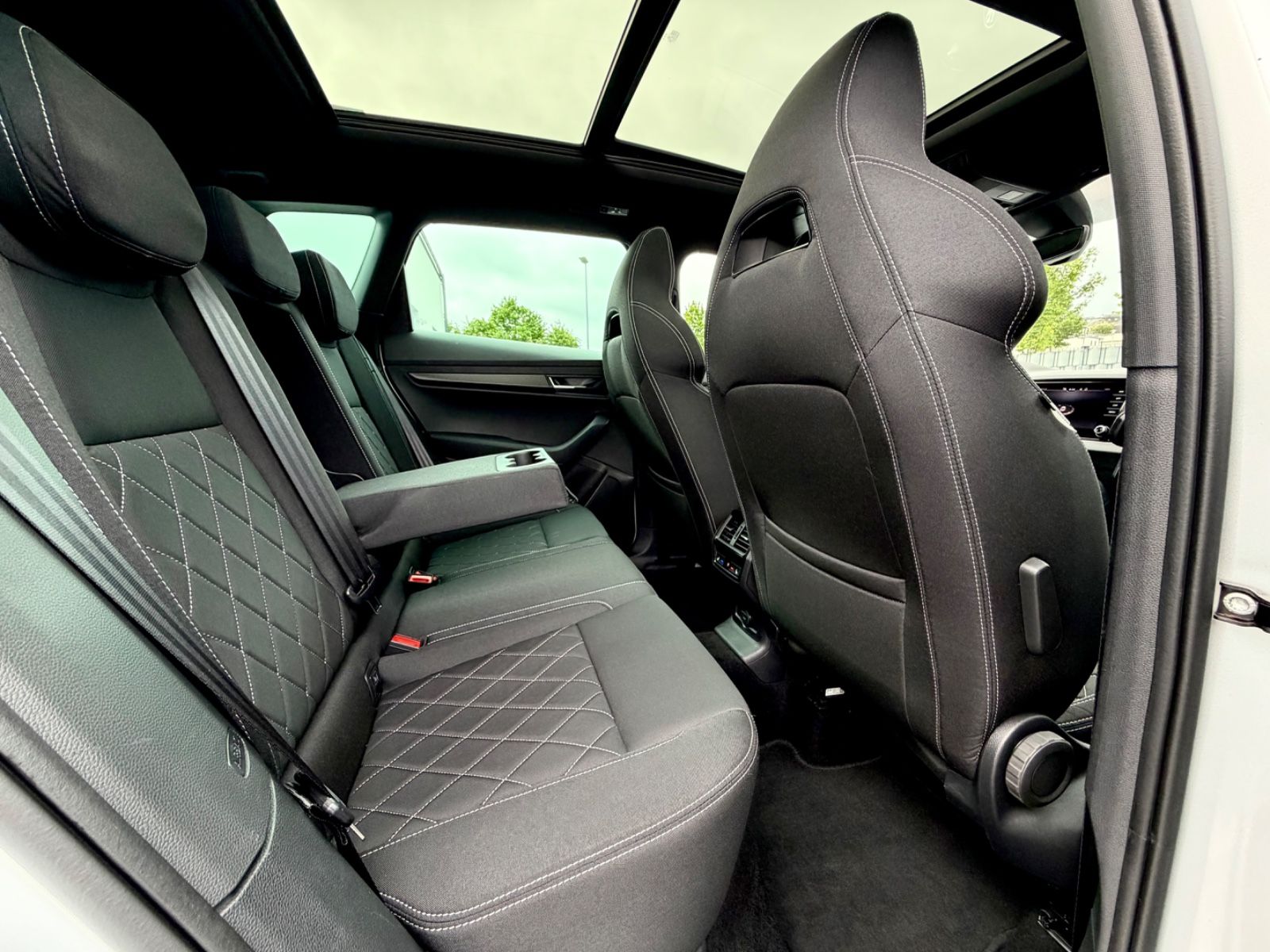 Skoda Karoq Sportline 2.0 TSI DSG 4x4 PANO LED ACC AHK foto 15