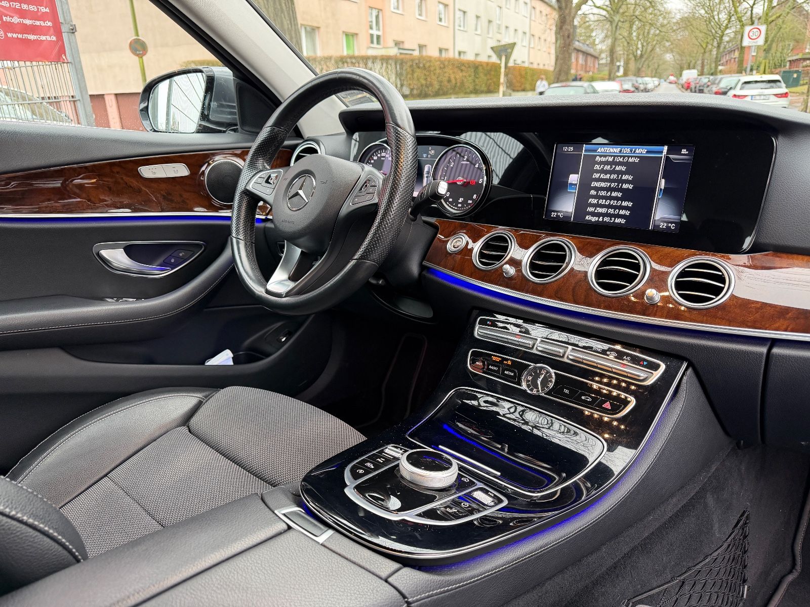 Fahrzeugabbildung Mercedes-Benz E 220d T Avantgarde LED*ACC*TEILLEDER*SHZ*AUTO