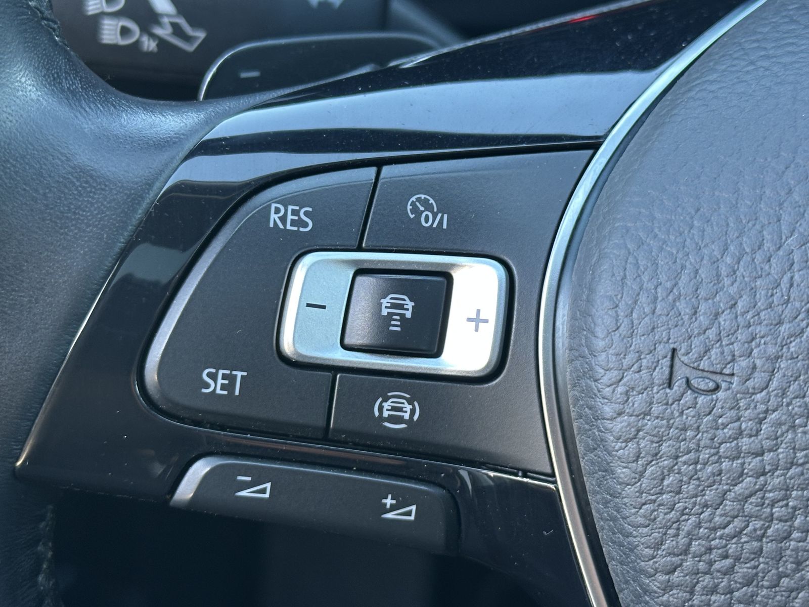 Fahrzeugabbildung Volkswagen Touran 2.0 TDI DSG HL 7-Sitzer NAV+LED+AHK+PANO