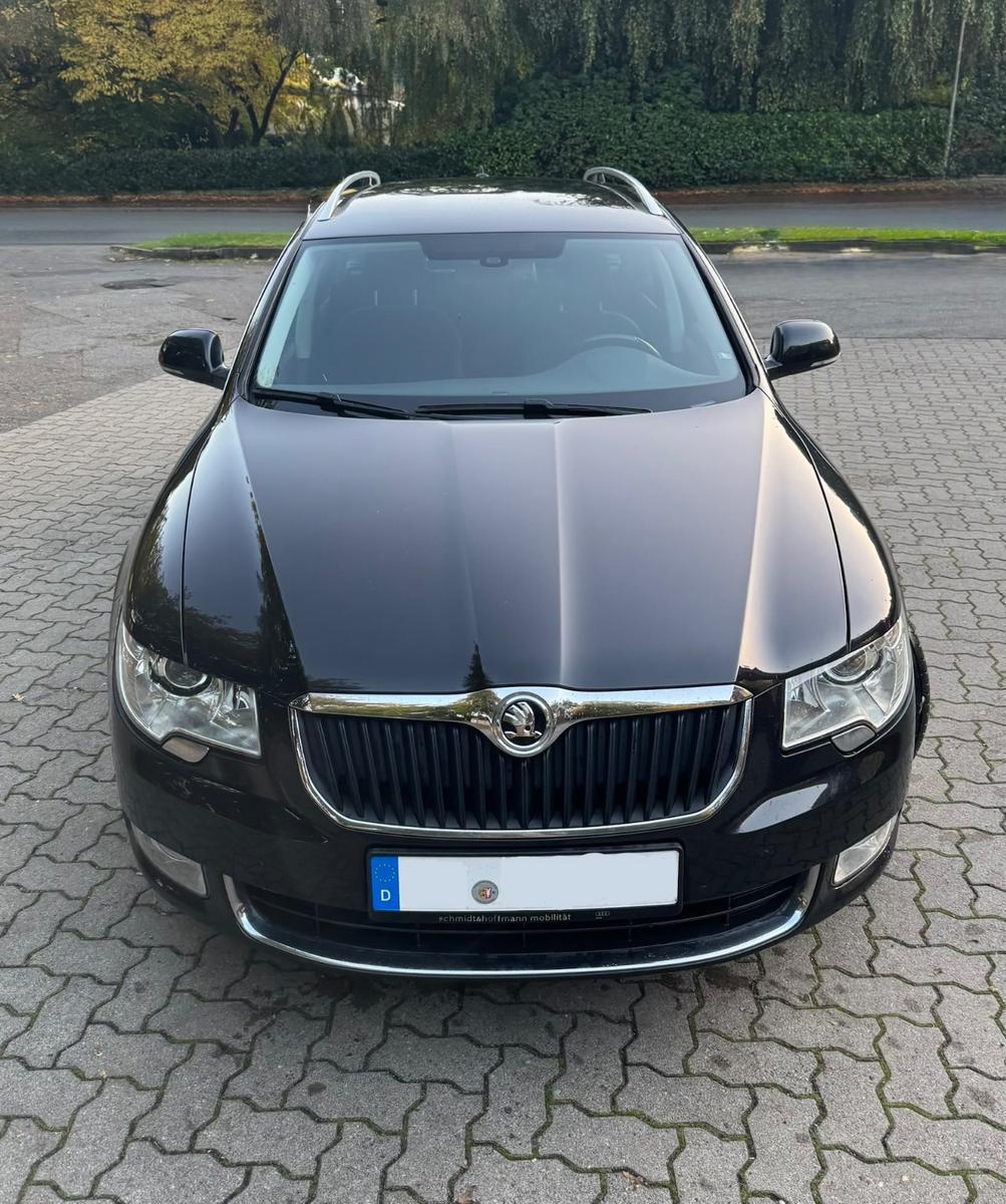 Skoda Superb 2012 — вигляд ззаду