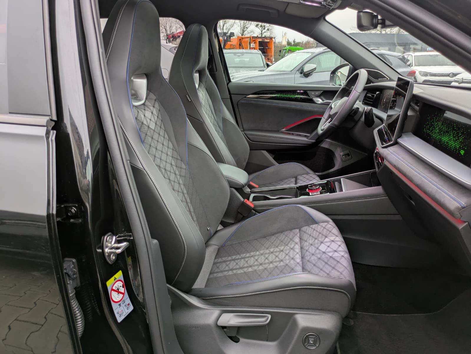 Fahrzeugabbildung Volkswagen Tayron 2.0 TDI 4M R-Line 7Si*MATRIX*AHK*PANO*HUD