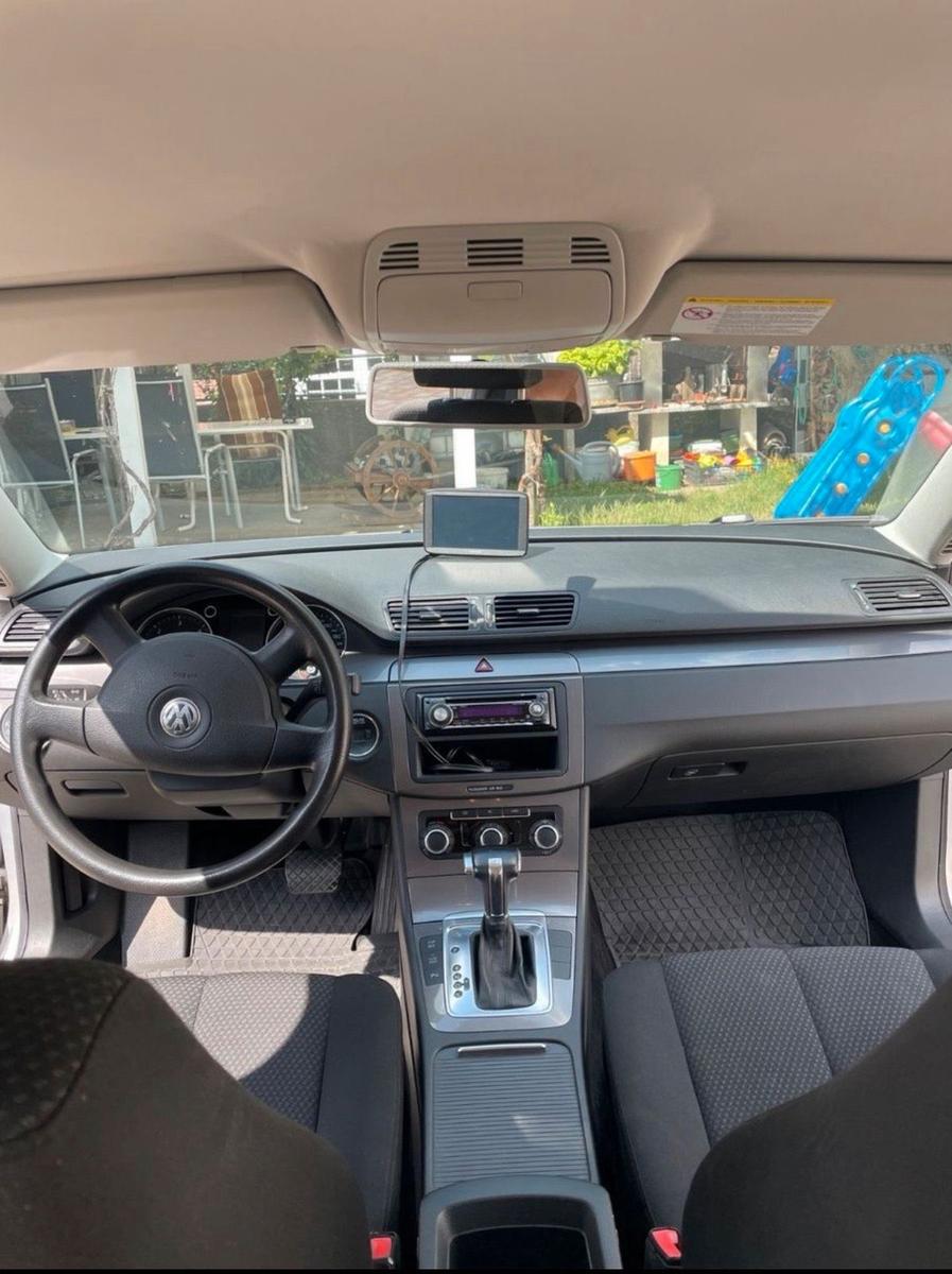 Volkswagen Passat 2010 — interior