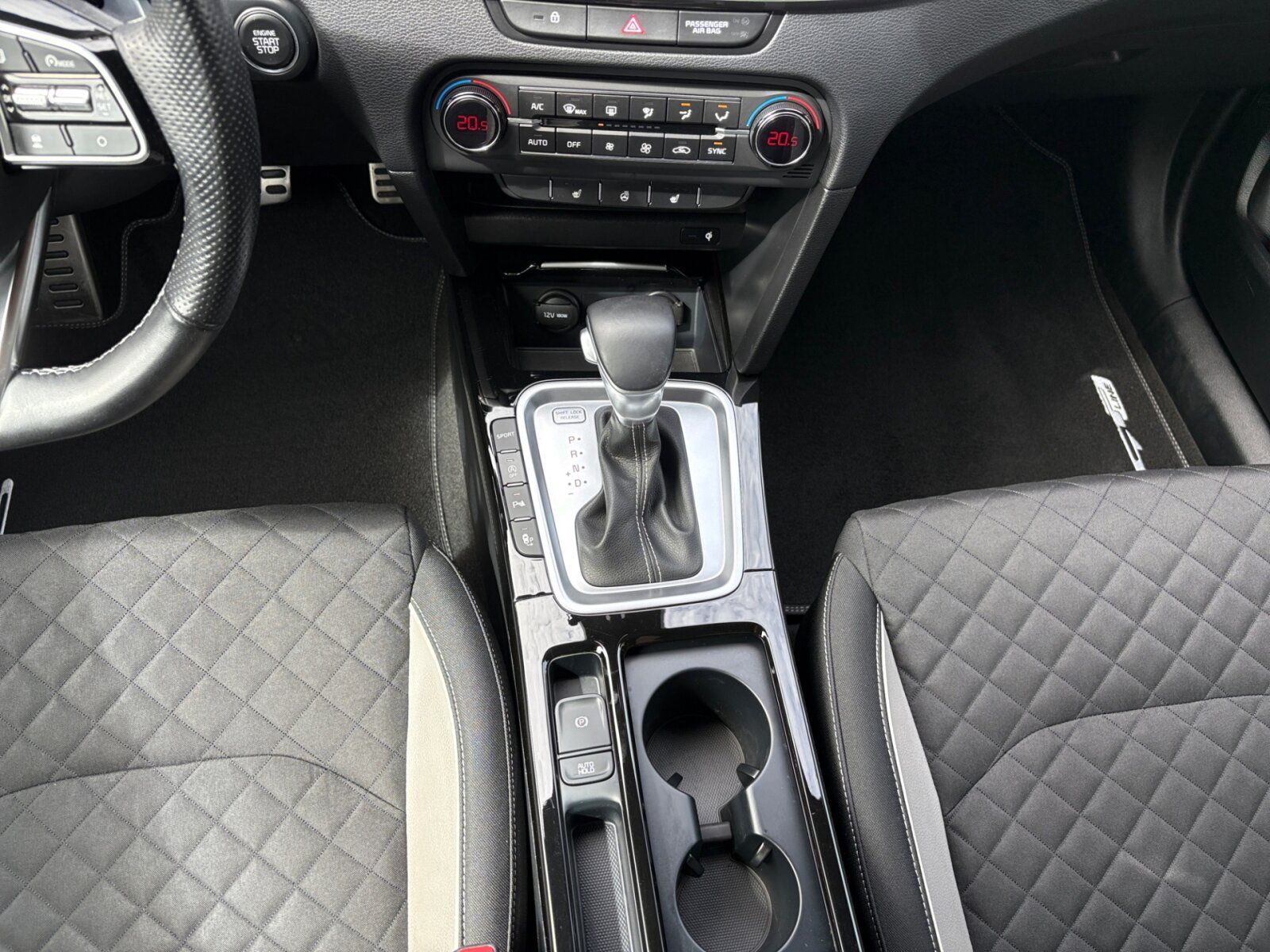 Fahrzeugabbildung Kia Ceed 1.4 T-GDI DCT GT Line NAVI