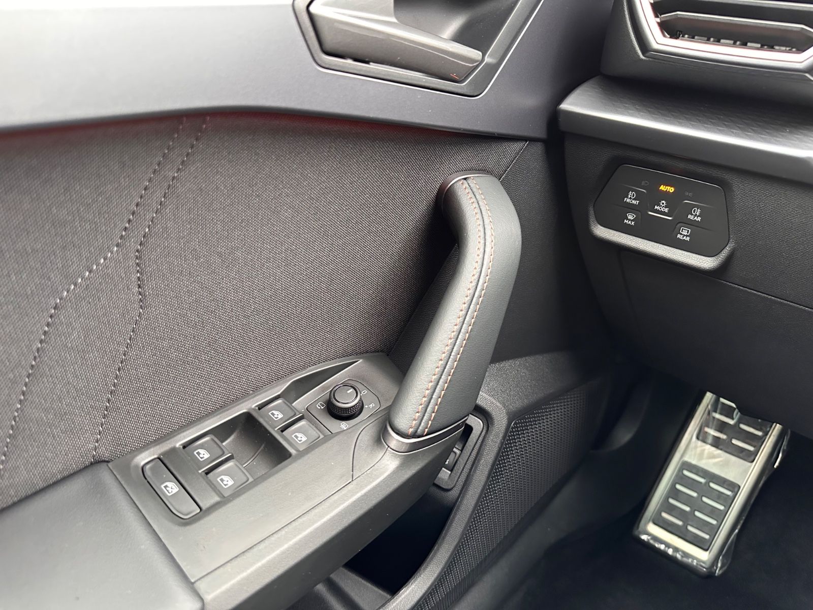 Fahrzeugabbildung CUPRA Leon ST 1.5 e-Hybrid DSG Matrix/ACC/APP/SHZ/RFK