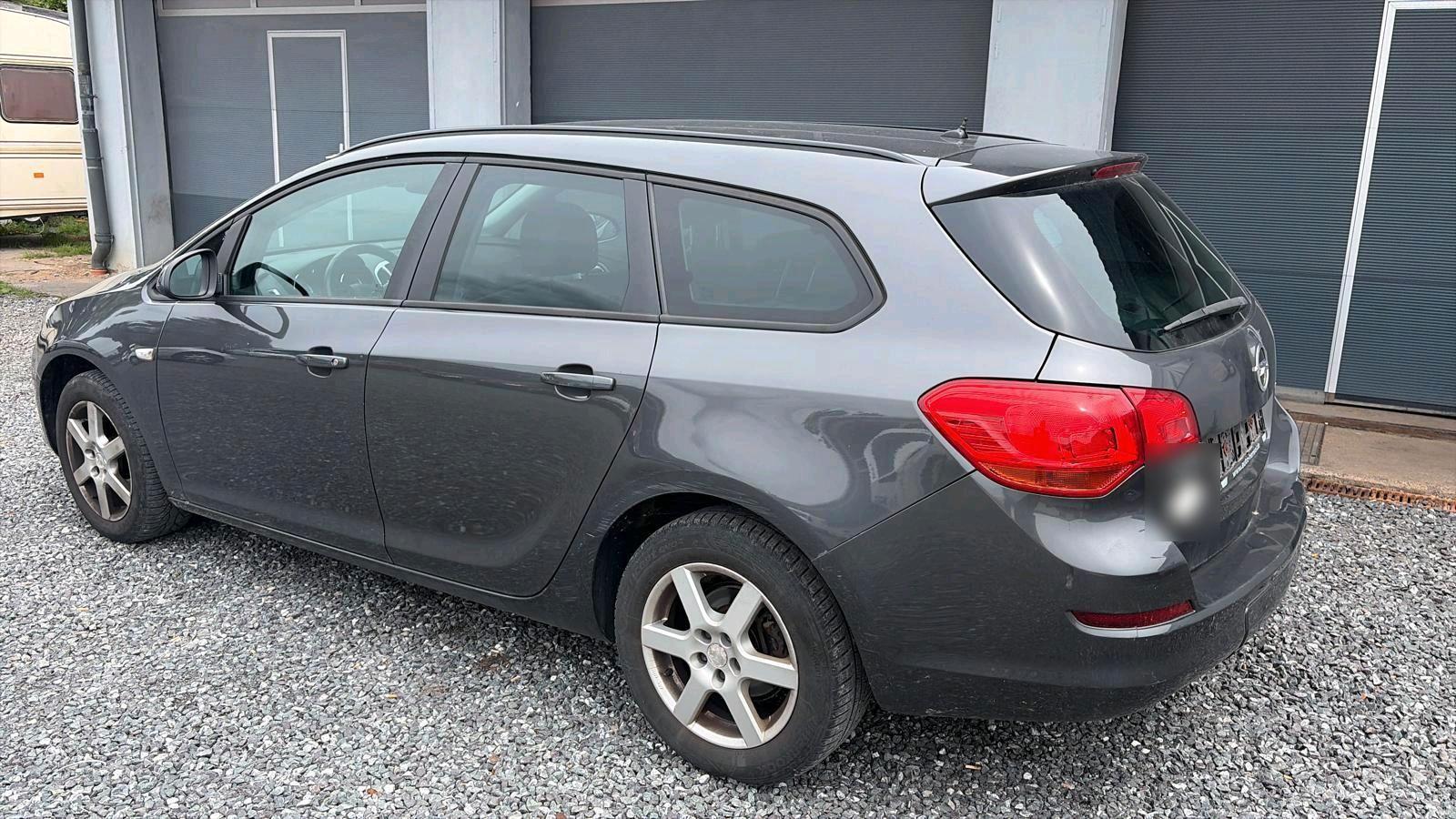 Opel Astra 2013 — rear view