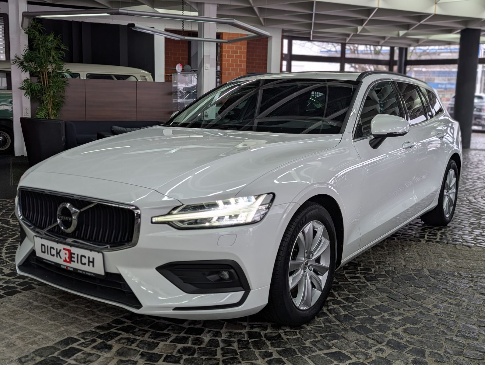 Fahrzeugabbildung Volvo V60 PANO H&K LED APP KAM VIRT 17" AHK-VORB. PERL