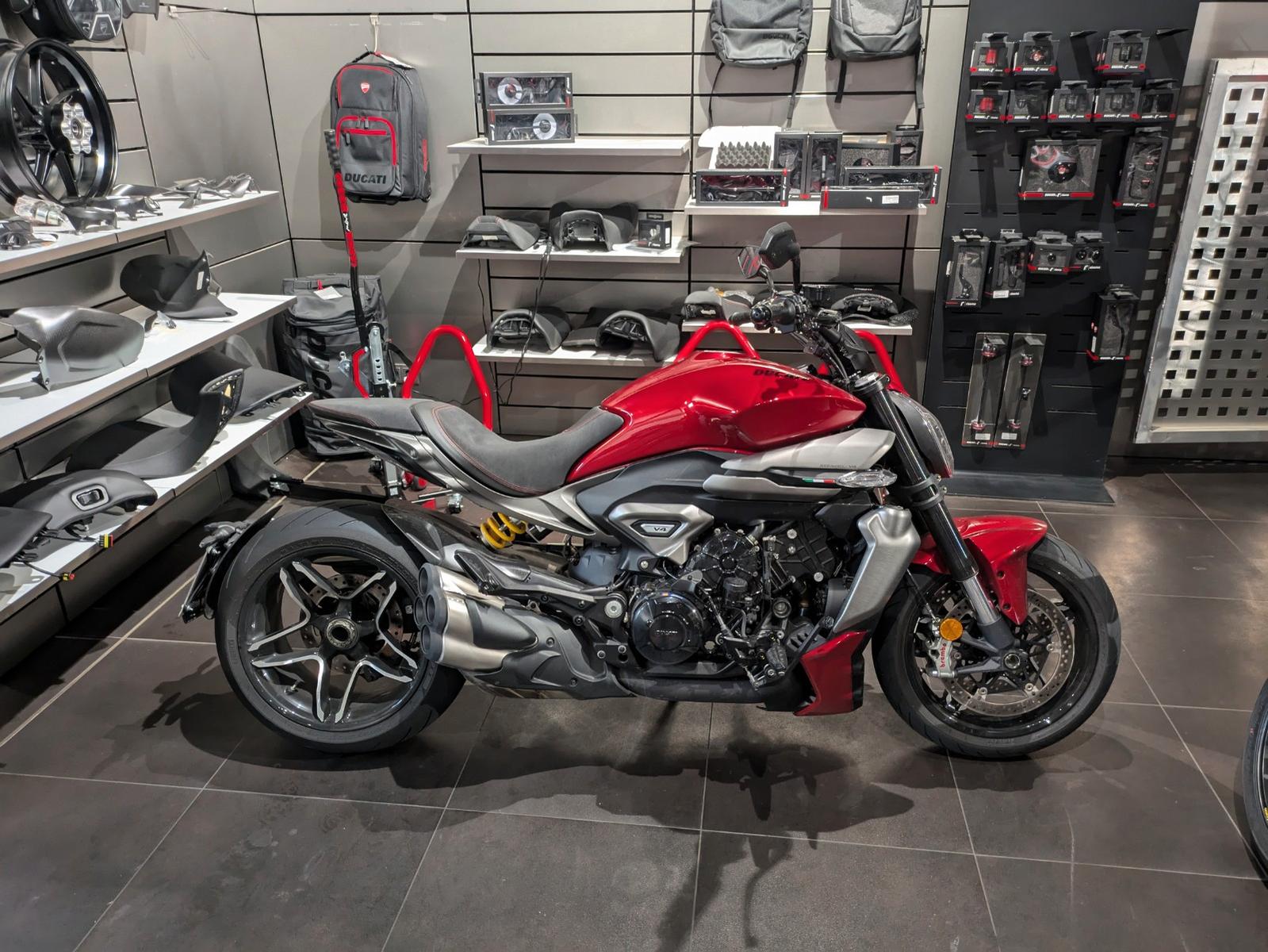 Ducati X Diavel V4