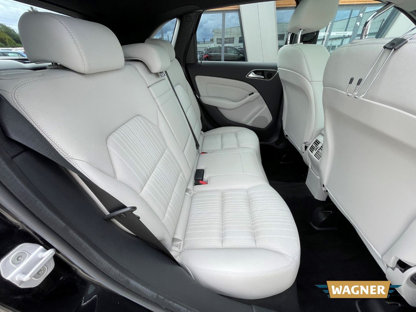 Fahrzeugabbildung Mercedes-Benz B 180 Pano Kamera Navi PDC SHZ Klimaautomatik
