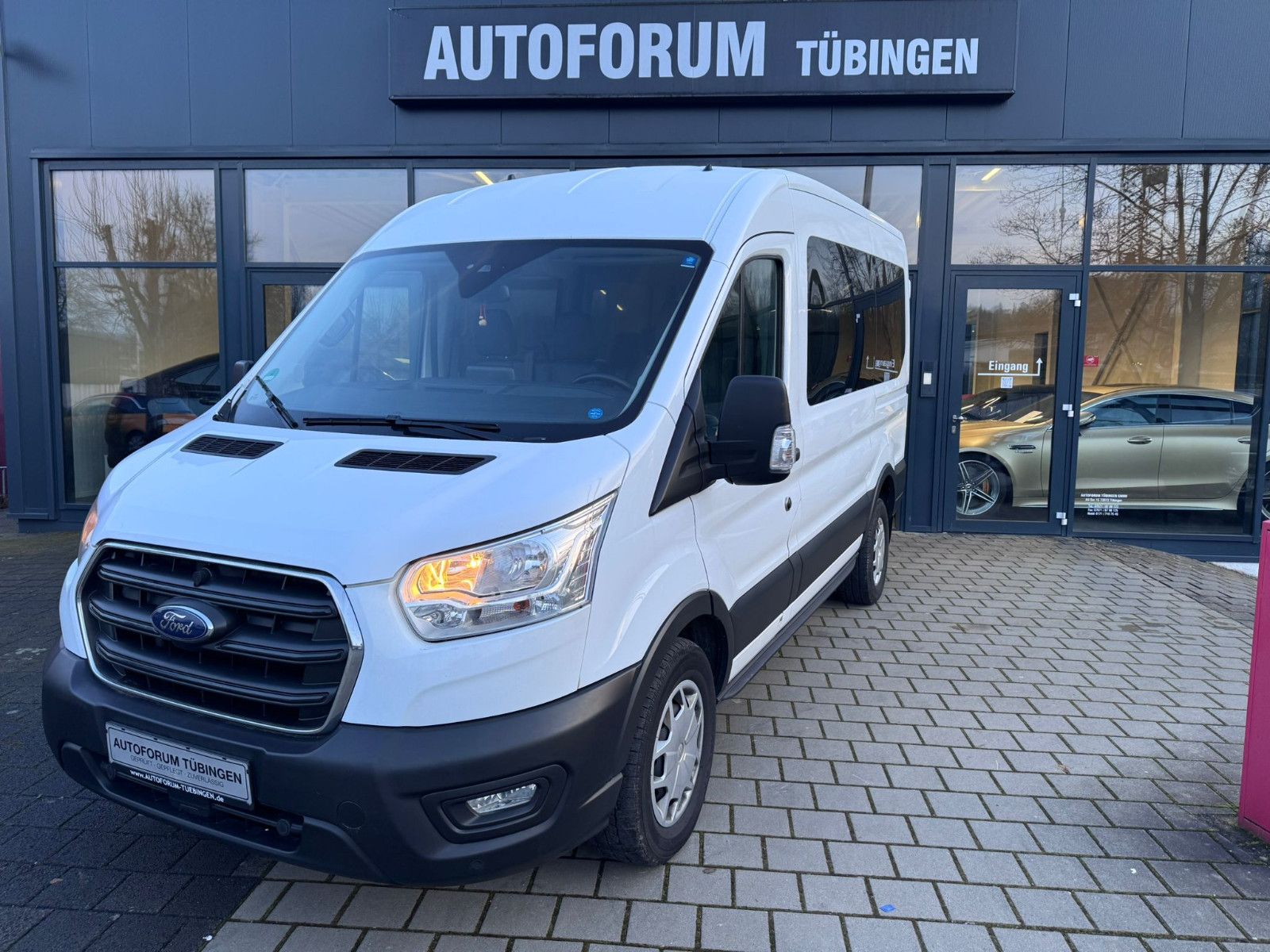 Fahrzeugabbildung Ford TRANSIT 330 L2H2*9-SITZE*LEDER*2xKLIMA*NAVI