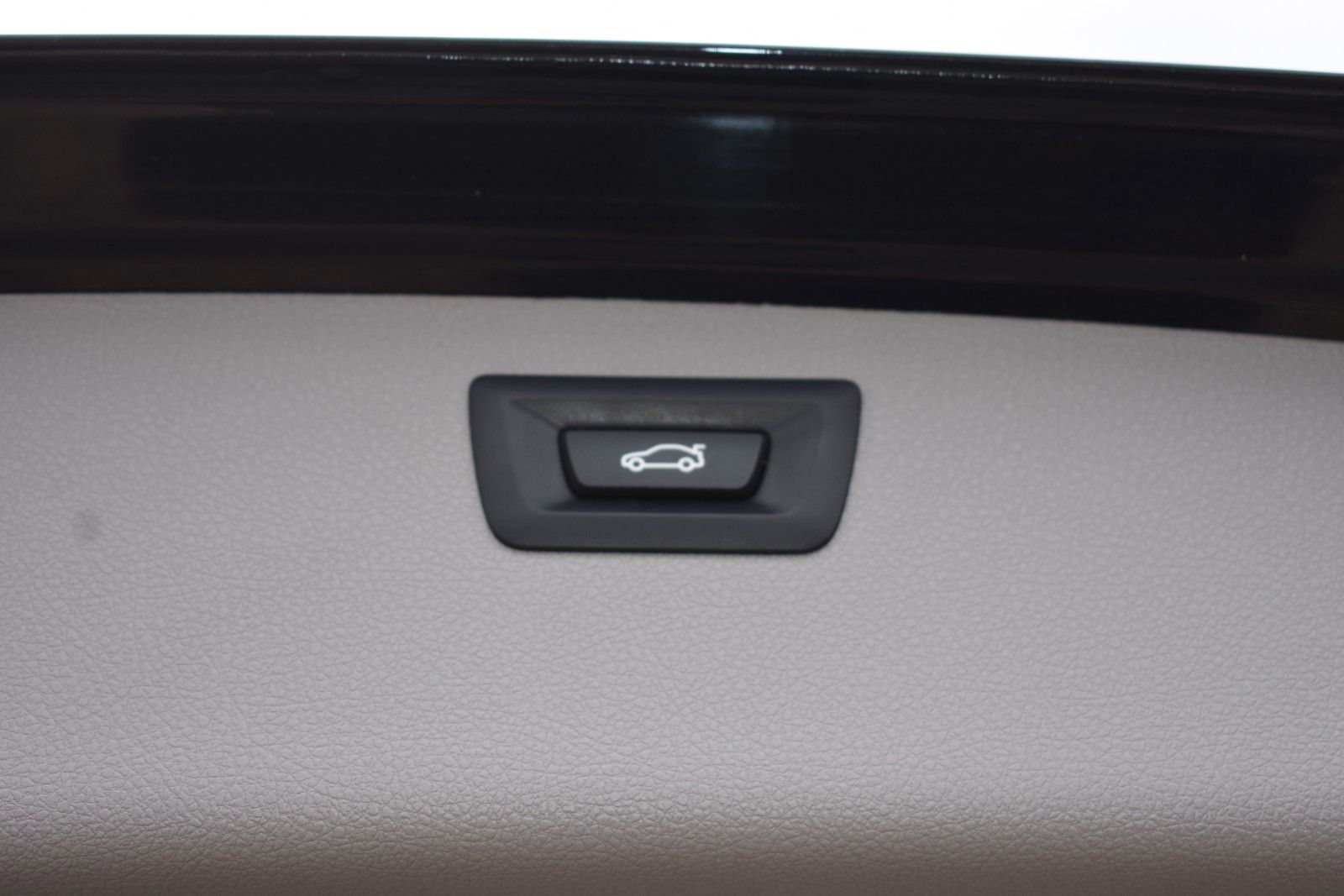 Fahrzeugabbildung BMW 320i Touring Sport Line Sportautom.AHK LED Pano