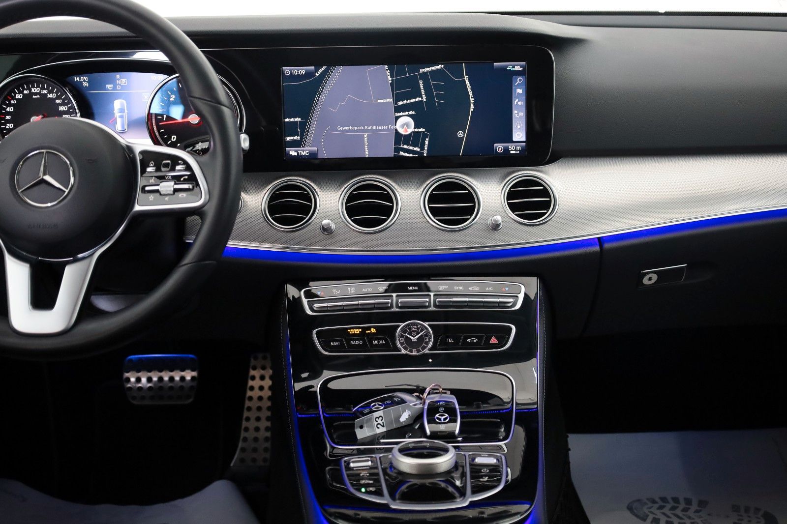 Fahrzeugabbildung Mercedes-Benz E 220d, Avantgarde, Leder,Navi,LED,SH,Kamera,AHK