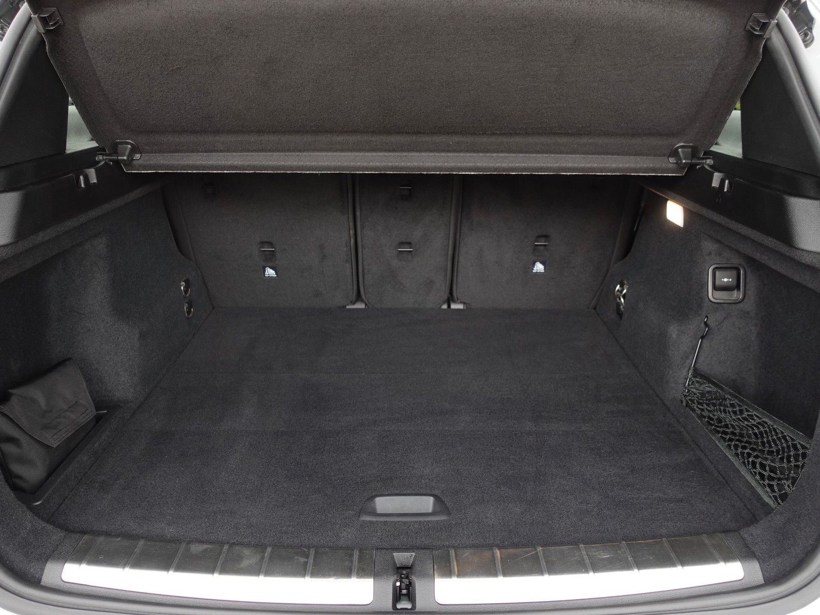 Fahrzeugabbildung BMW X1 xDrive20i A Sport Line I.Hd/AHK/LED/HeadUp/18