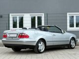 Mercedes-Benz CLK 320 ELEGANCE/Automatik/Klima/PDC/1 Hand /TOP - Mercedes-Benz CLK 320 mit Benzin-Antrieb: Cabrio