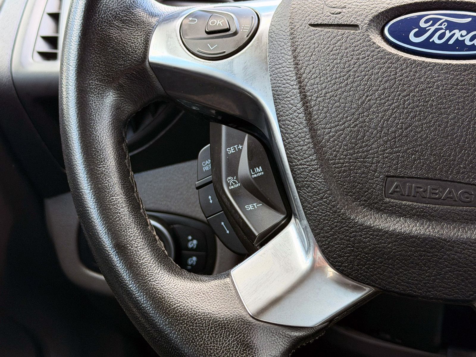Fahrzeugabbildung Ford Transit Connect 240 Kombi L2 ACC AHK KAM SHZ BT