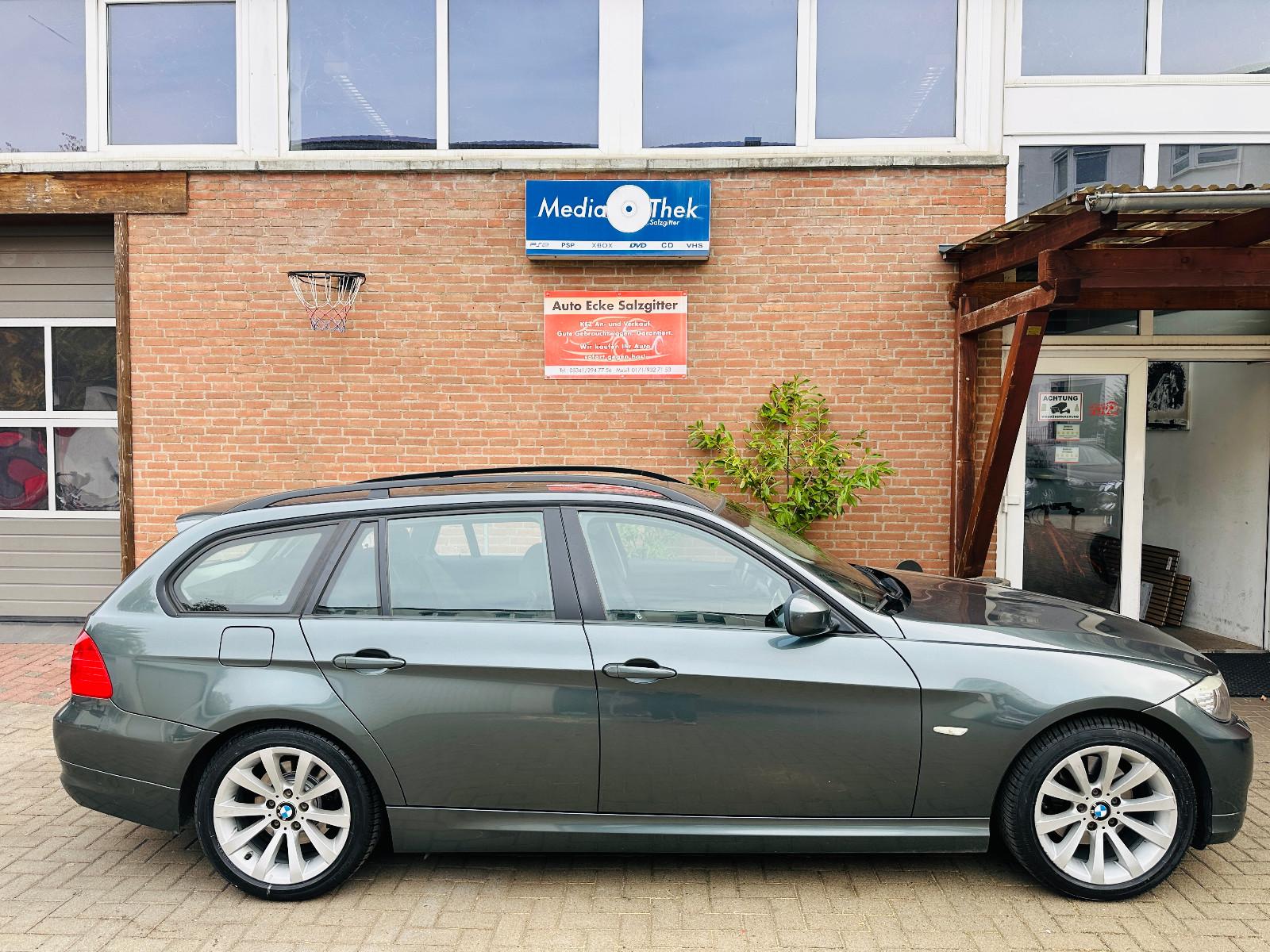 BMW 320 2009 — rear view