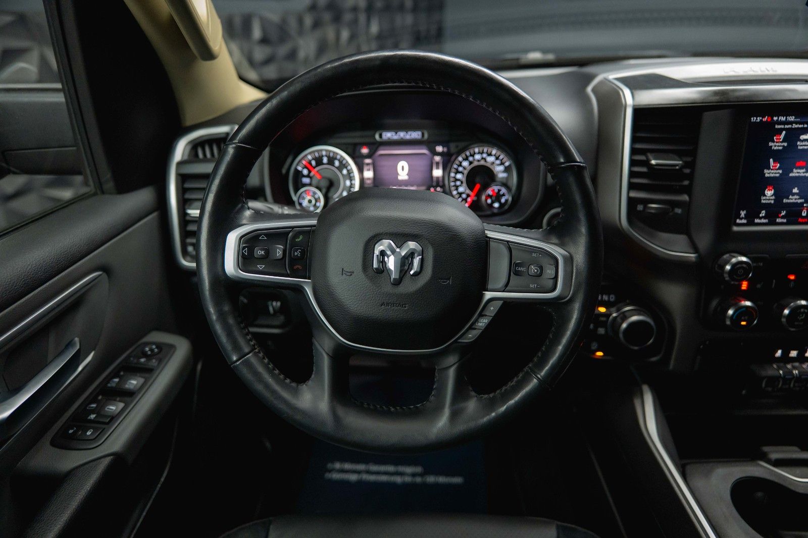 Fahrzeugabbildung Dodge RAM 5.7 V8 HEMI 4x4 OFFROAD Night-Paket *LED*19%