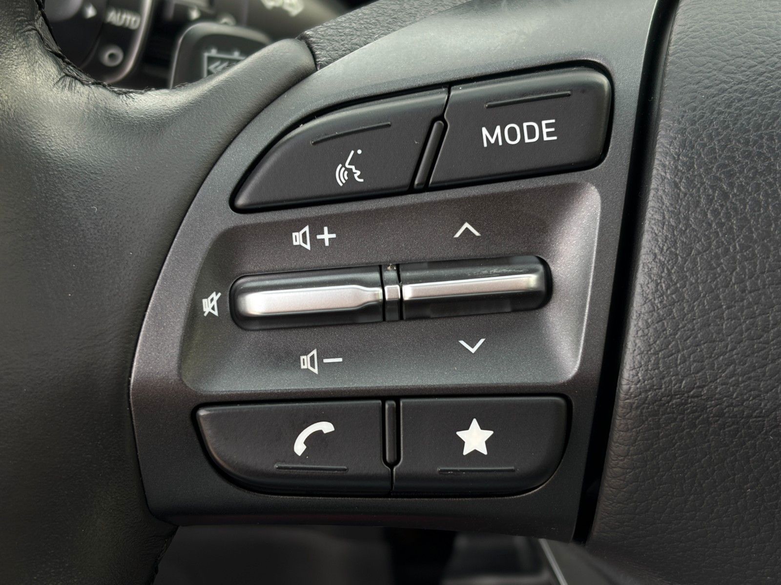 Fahrzeugabbildung Hyundai Kona E Trend 2WD Kamera Schiebedach ACC HuD LHZ