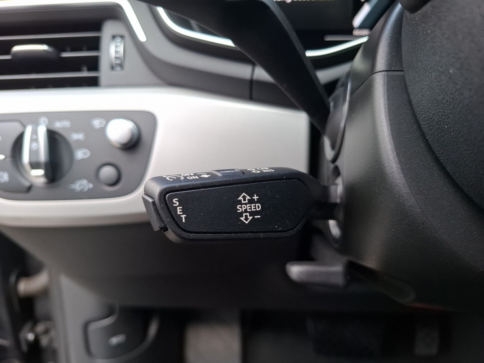 Fahrzeugabbildung Audi A4 Avant 35 TDI advanced S-tronic Navi AVC HUD B