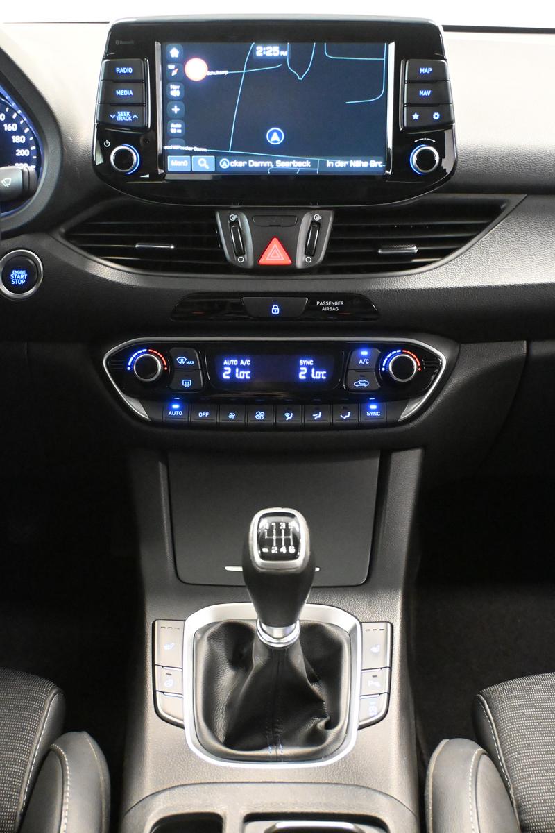 Hyundai i30 Premium *KAMERA*KESSY*LENKRADHZ*SHZ*CARPLAY