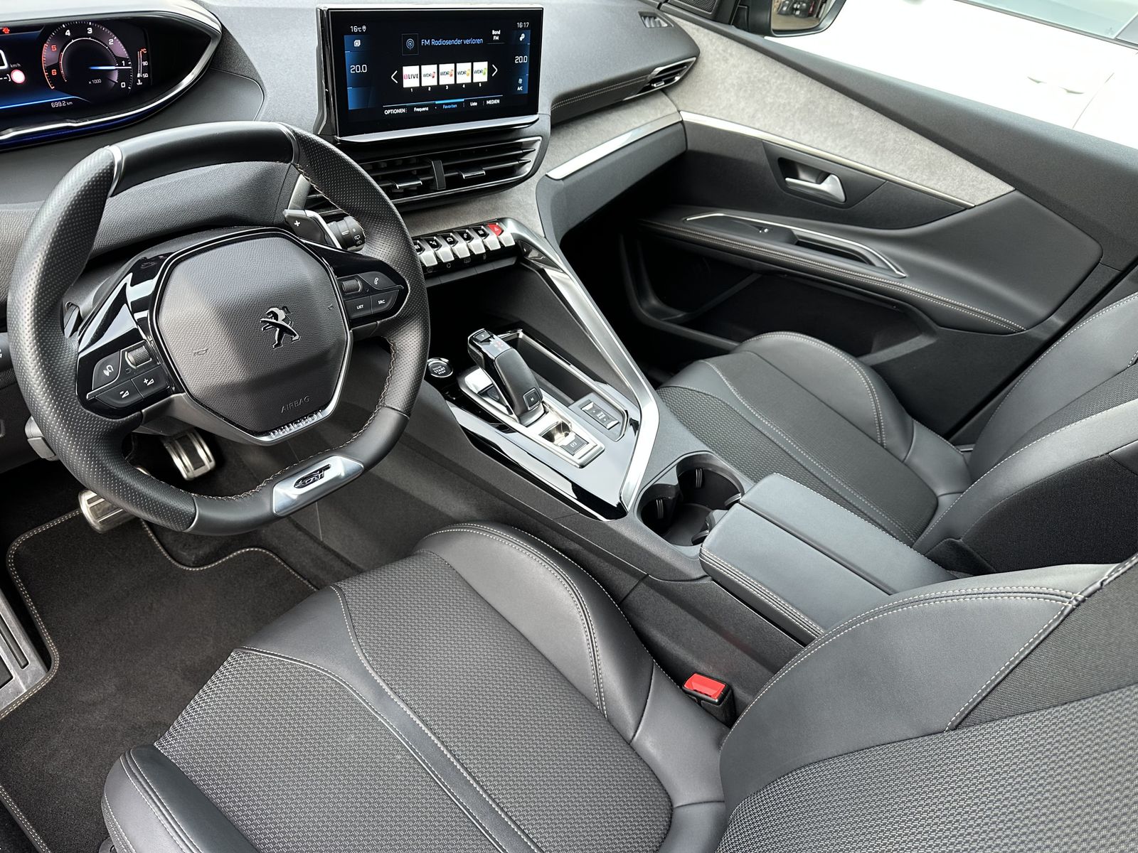 Fahrzeugabbildung Peugeot 5008 BlueHDI EAT8 GT NAV+LED+KAM+V-COKPIT+18ZOLL
