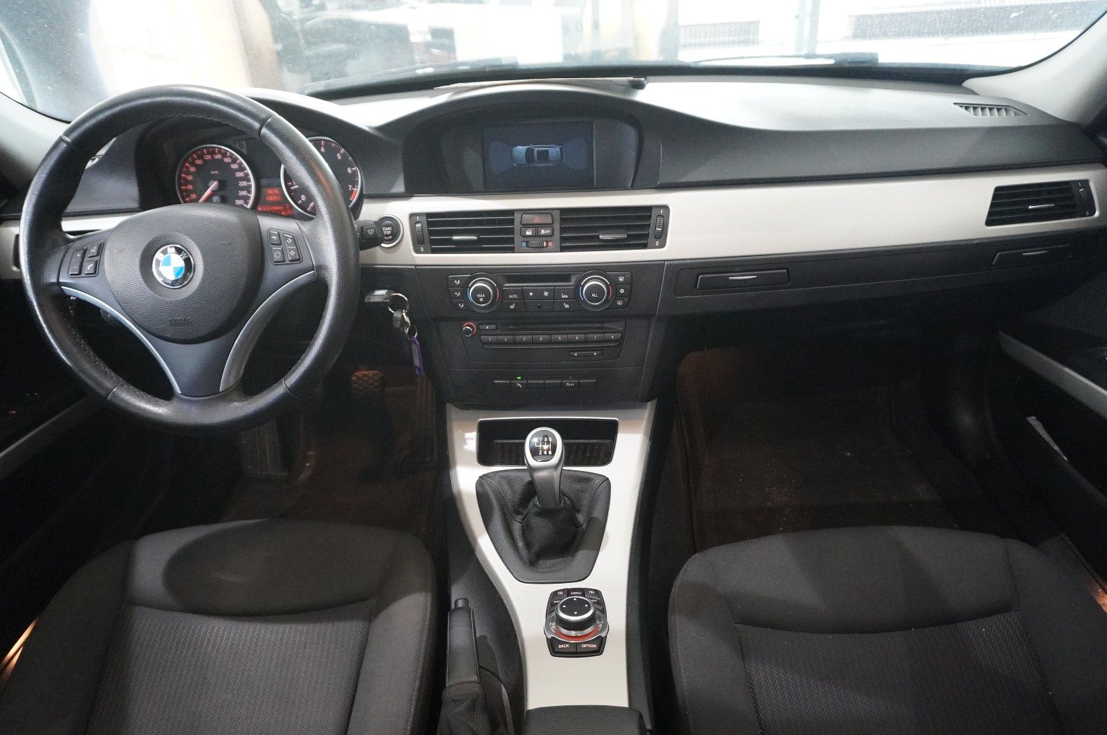 Fahrzeugabbildung BMW 320i TOURING NAVI/BI-XENON/SHZ/PDC/PANO./SH/TEMP