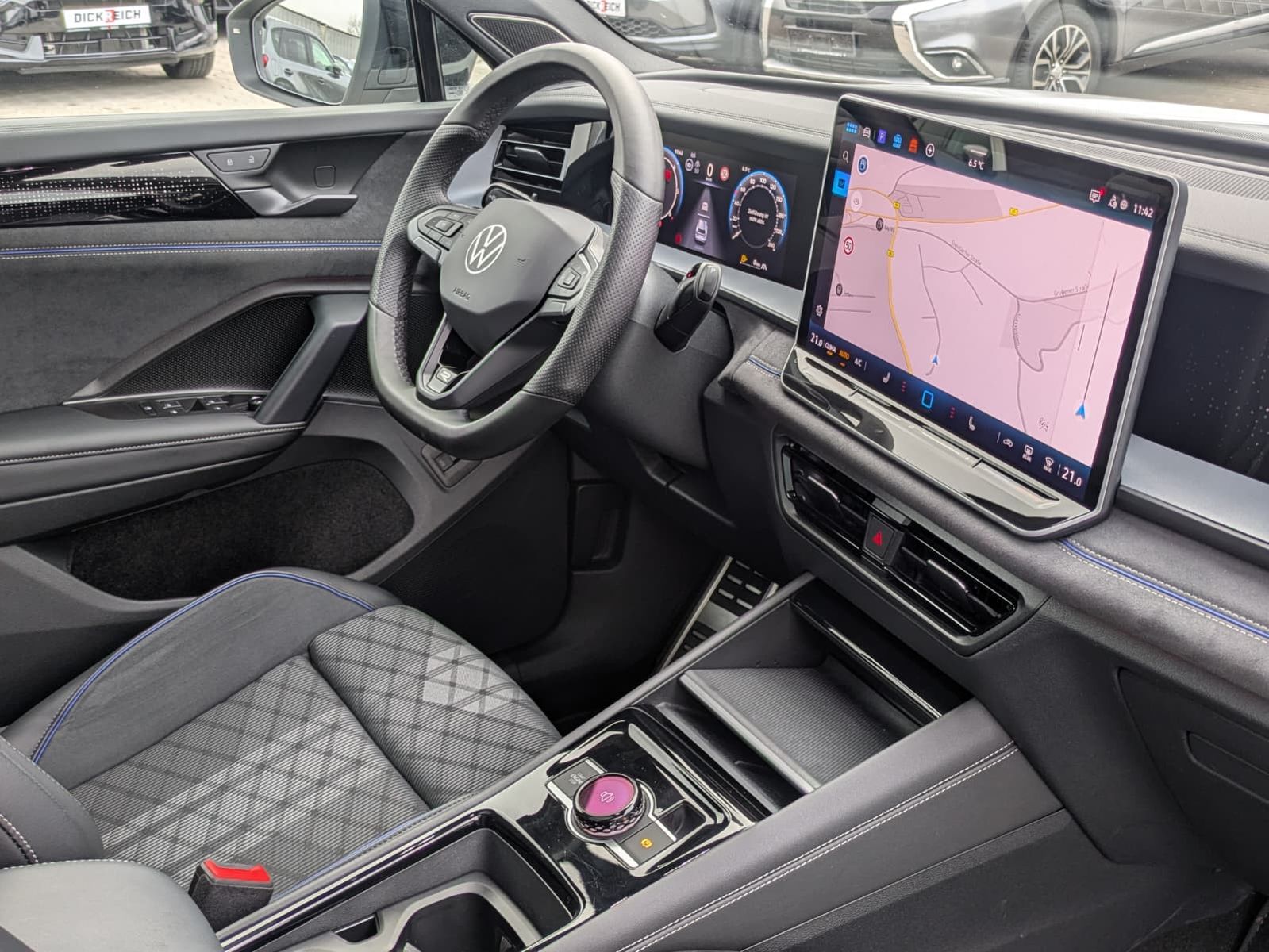 Fahrzeugabbildung Volkswagen Tayron 2.0 TDI 4M R-Line BLACK*7S*AHK*PANO*HUD