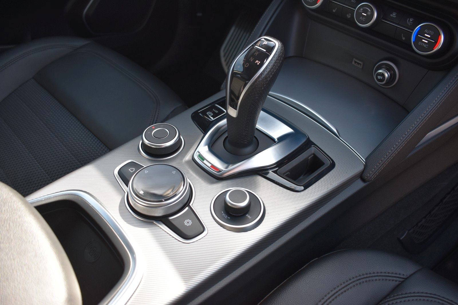 Fahrzeugabbildung Alfa Romeo Stelvio Super Q4 Keyless Go AHK