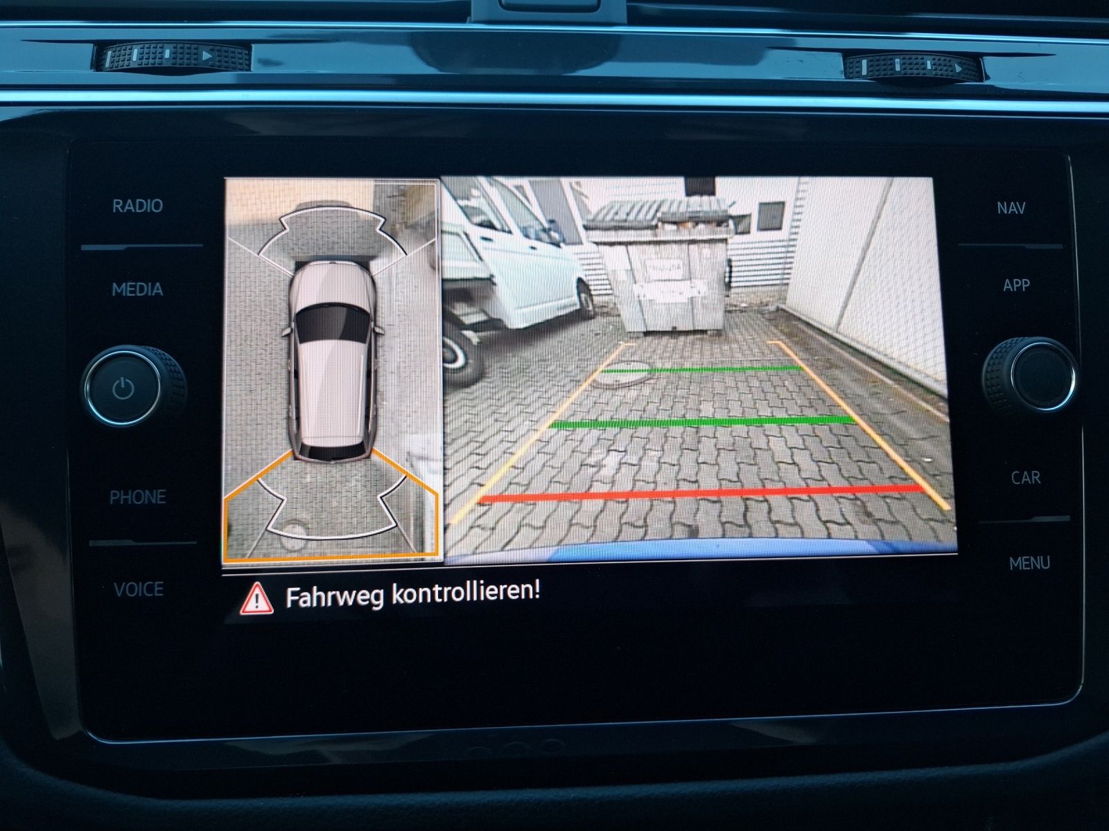 Fahrzeugabbildung Volkswagen Tiguan R DSG 4M Matrix AHK Navi AID ACC RFK SH 2