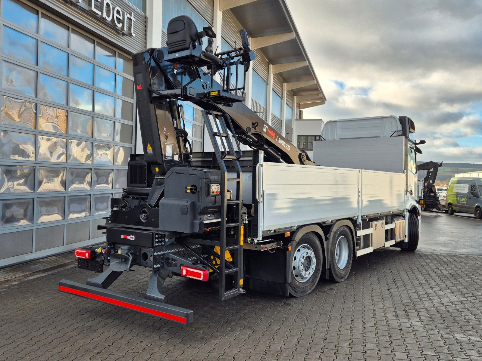 Fahrzeugabbildung Mercedes-Benz Actros 2545 L 6x2 Hiab L-HIPRO 235 DLS-3