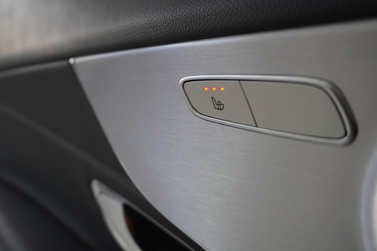 Fahrzeugabbildung Mercedes-Benz C 180 COUPE AMG LINE NAVI/LED/KAMERA/SPORT/SHZ