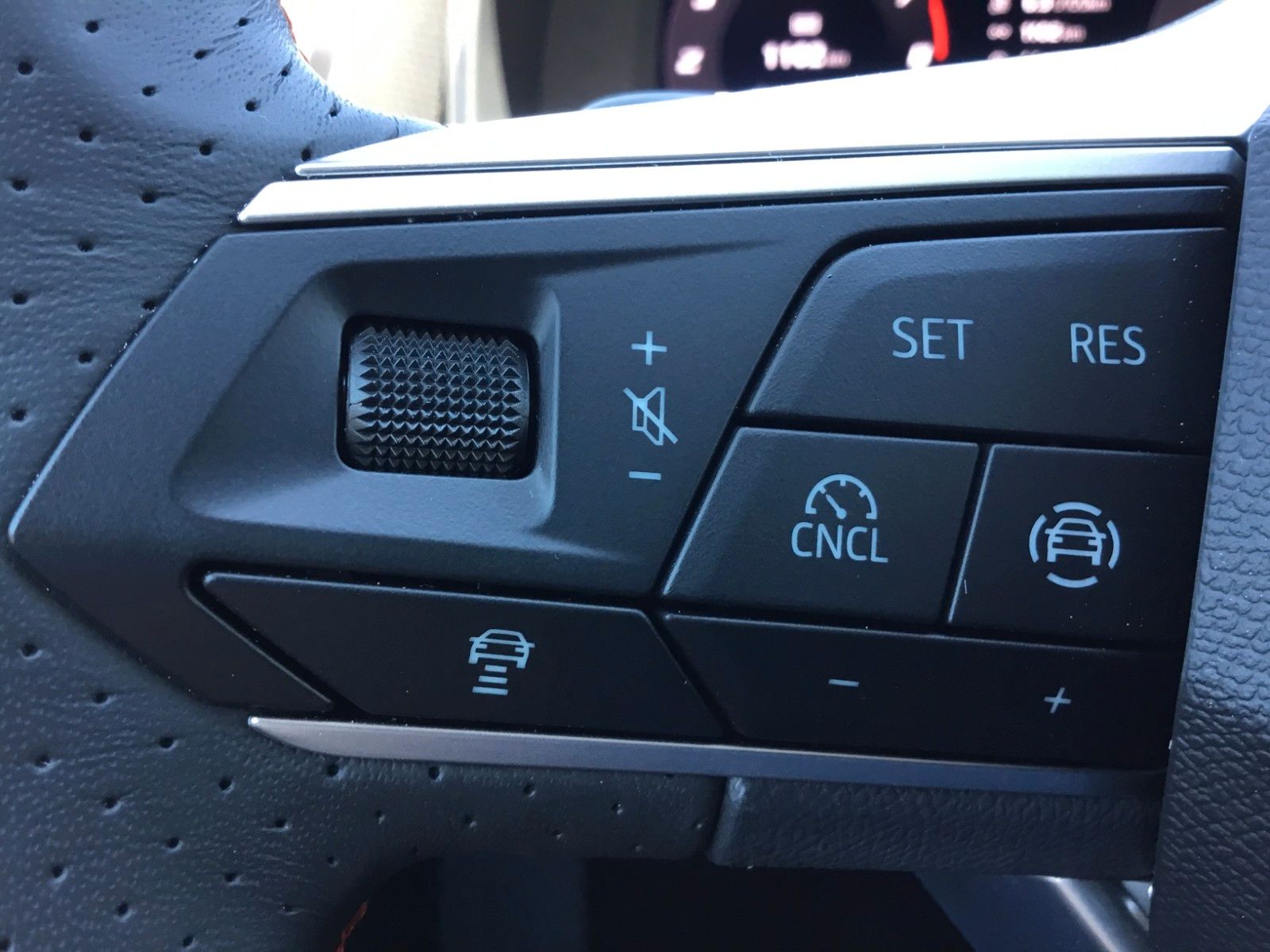 Fahrzeugabbildung SEAT Leon 1.5 eTSI FR DSG+18"+LED+ACC+Kamera+Sitzheiz