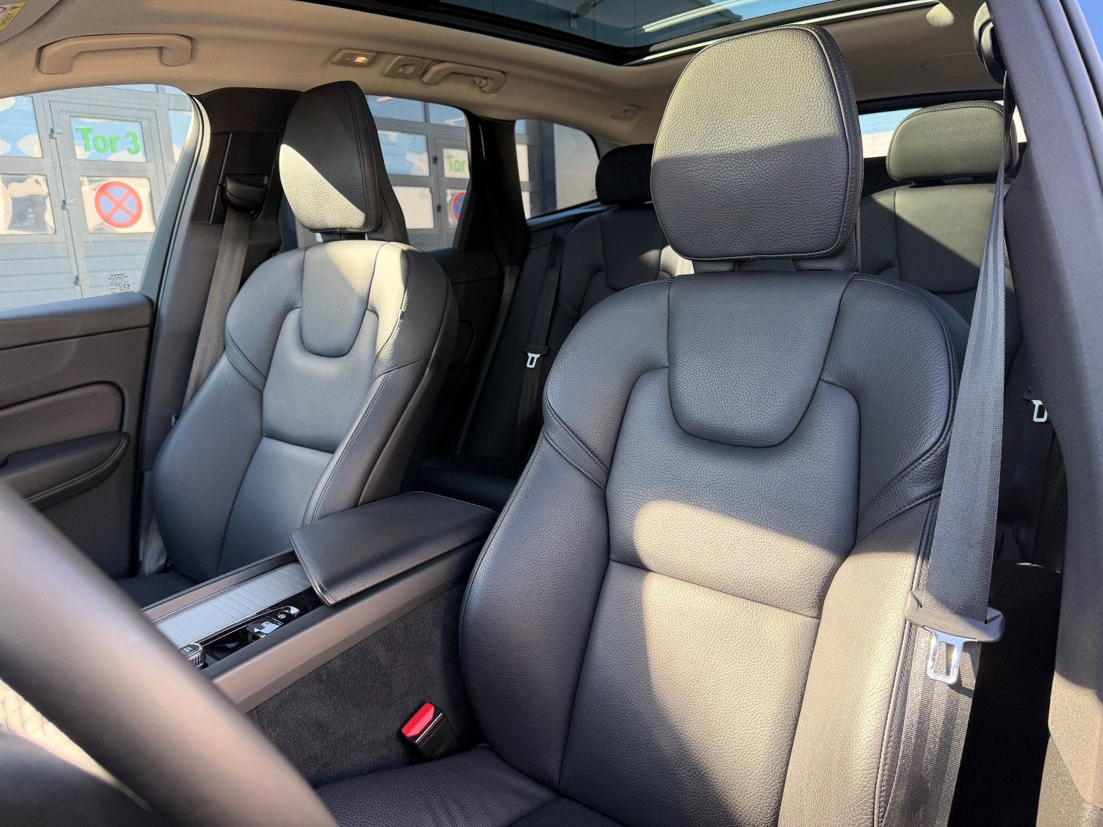 Fahrzeugabbildung Volvo XC60 B5 D Ultimate Dark AWD*STHZG*PANO*360°*ACC