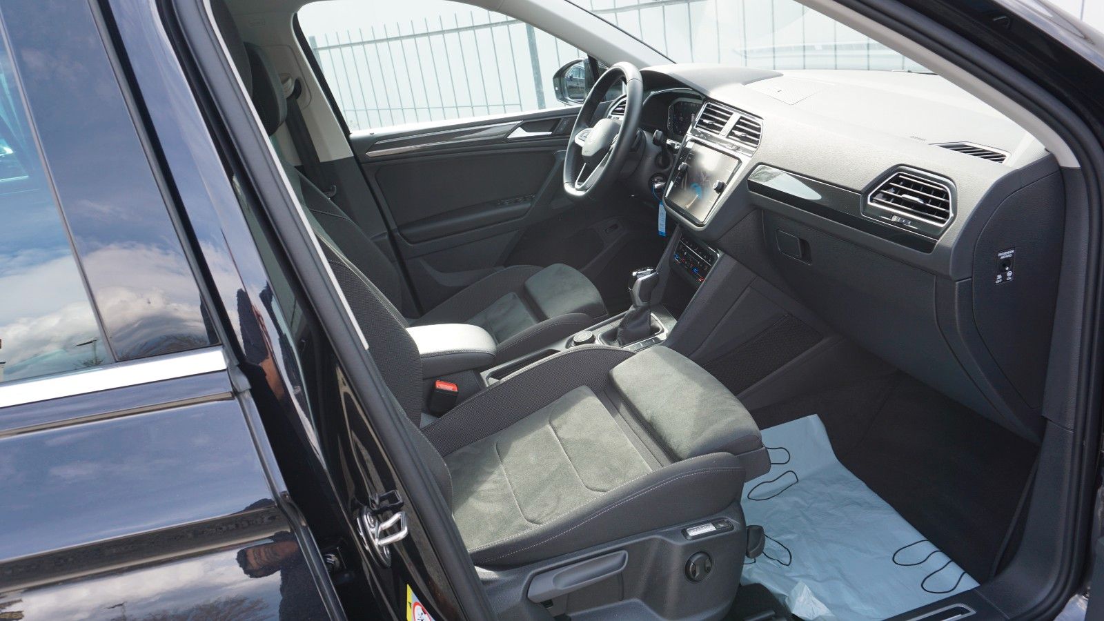 Fahrzeugabbildung Volkswagen Tiguan Elegance 4M, Kamera, Navi, AHK, IQ.Light