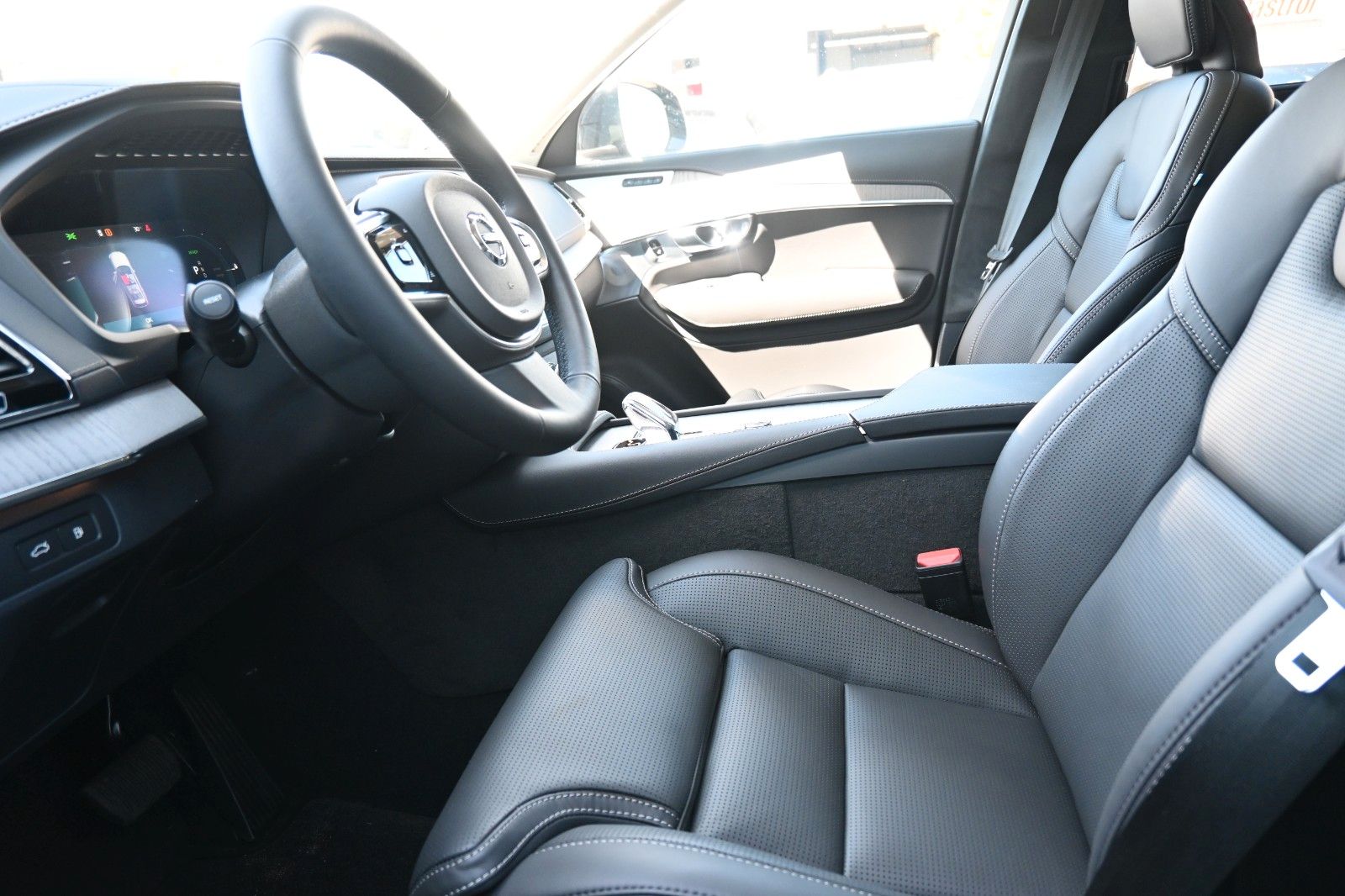 Fahrzeugabbildung Volvo XC90 T8 Recharge AWD Ultra Dark*LUFT*B&W*Massage