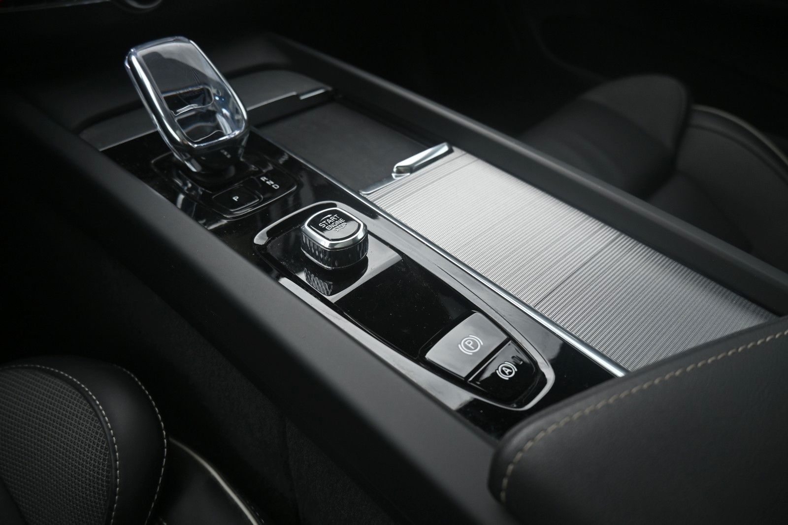 Fahrzeugabbildung Volvo XC60 B5 AWD Ultra Dark*PANO*LUFT*360°*ACC*AHK