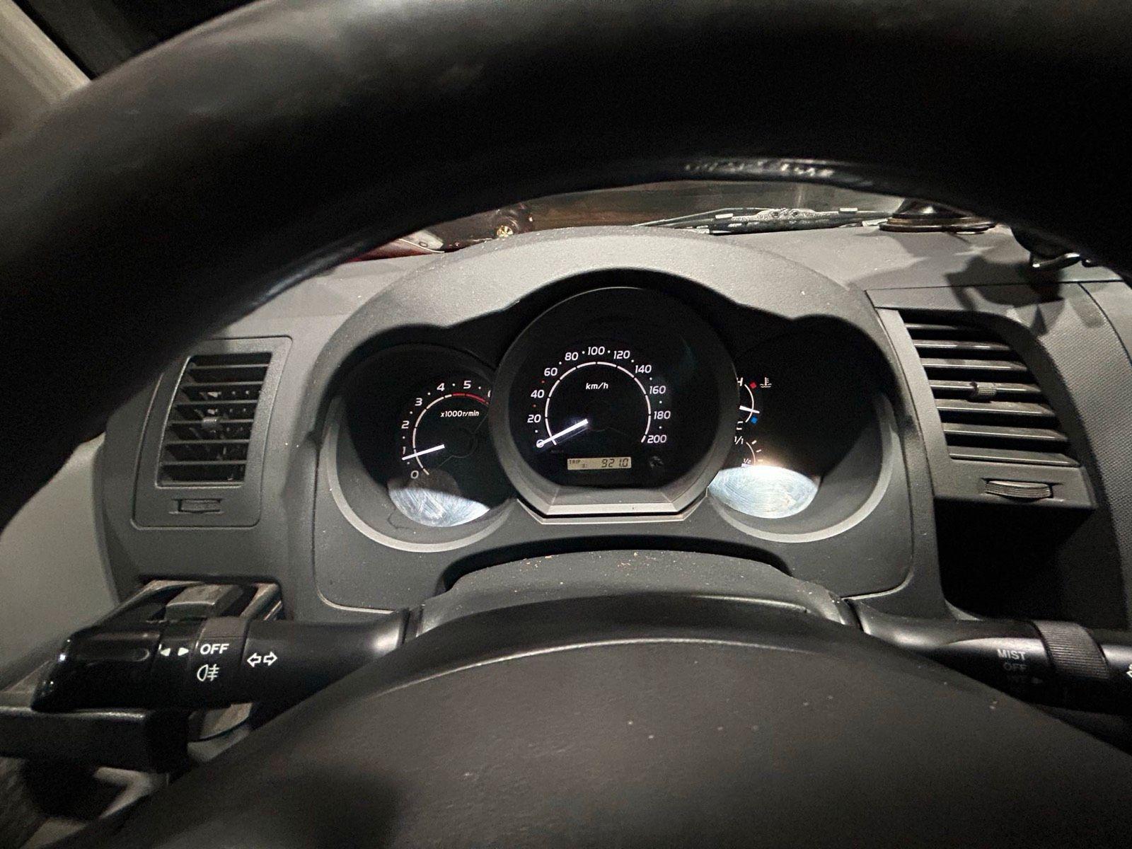Toyota Hilux 2006 — interior