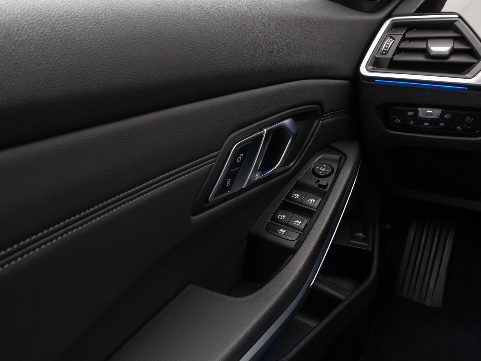 Fahrzeugabbildung BMW 330i Sport Line Kamera Lenkhz HiFi Komfort Alarm