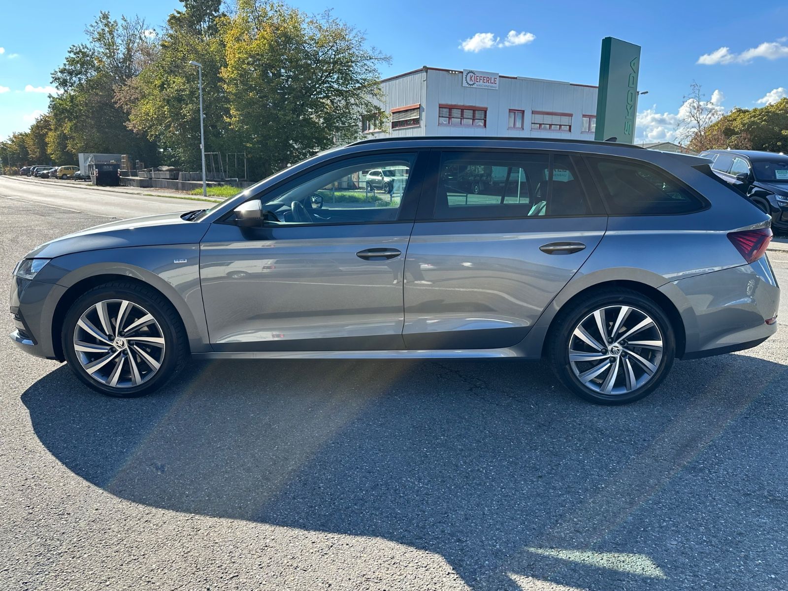 Skoda Octavia Combi Tour 2,0 TDI DSG AHK/NAVI/LED imagem 3