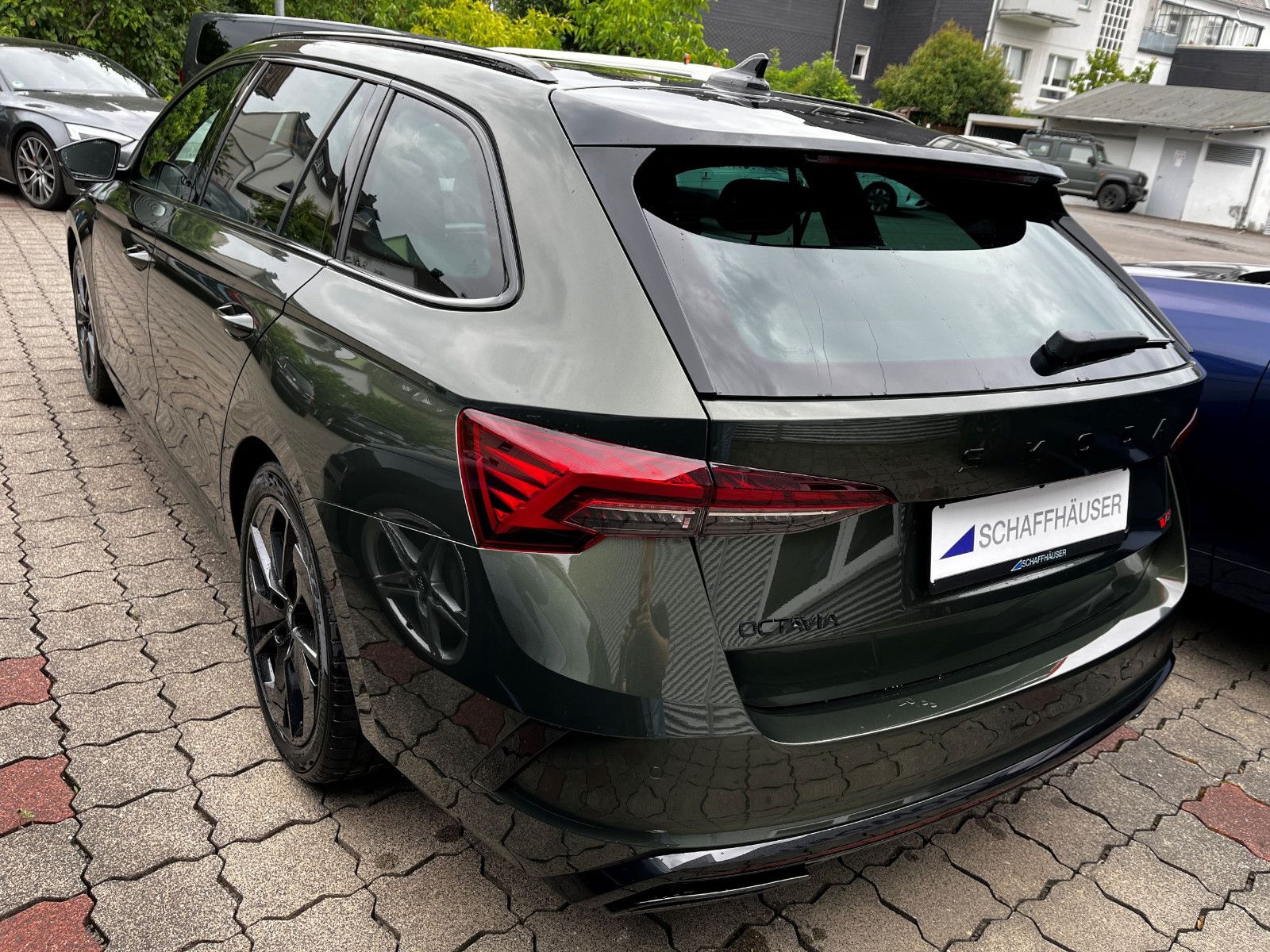 Fahrzeugabbildung SKODA Octavia Combi 2.0 TSI RS AHK NAV PANO 18"