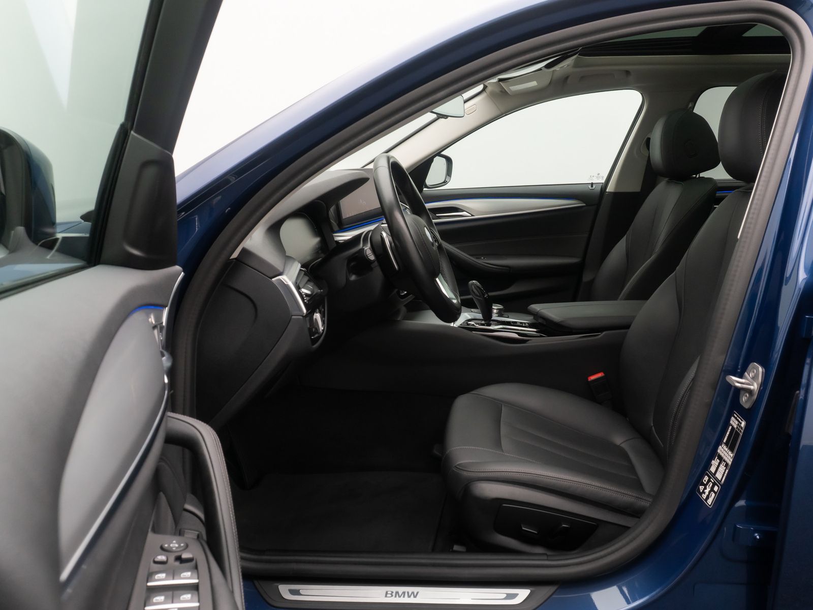 Fahrzeugabbildung BMW 520d xD DAB HUD Kamera Alarm Panoram Leder Sport