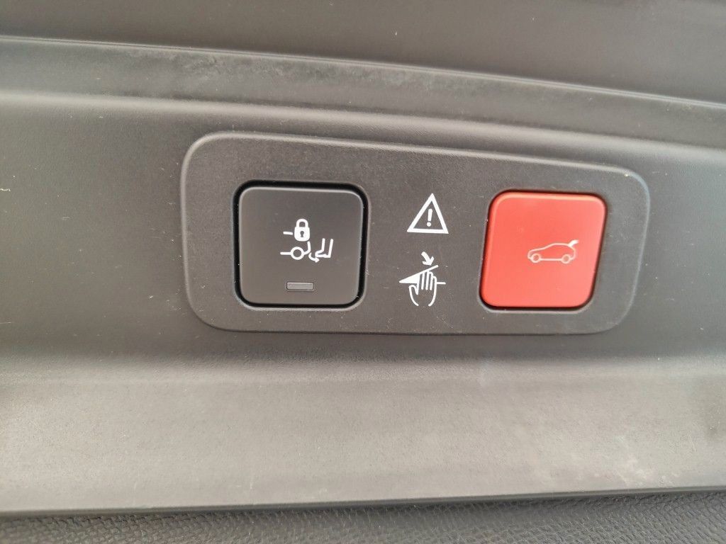 Fahrzeugabbildung Peugeot 5008 Allure 1.2T LED/NAVI/SHZ/AHK/PANO/MEMORY